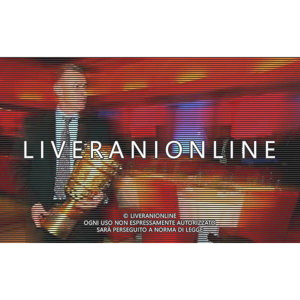 firo Fu§ball Fussball DFB Pokalfinale Finale der HERREN: 19.04.2008 Saison 2007/2008 BVB BORUSSIA DORTMUND - BAYERN M†NCHEN 1:2 n.V. Bankett, Feier beim Sponsor Telekom Trainer Ottmar HITZFELD mit Pokal, verwischt es gilt die AGB einsehbar unter www.firosportphoto.de copyright by: firo sportphoto Poolfoto getty images Pfefferackerstr. 2a 45894 Gelsenkirchen www.firosportphoto.de mail@firosportphoto.de (Volksbank Bochum-Witten) BLZ.: 430 601 29 Kt. Nr.: 341 117 100 Tel: 0209 - 9304402 Fax: 0209 - 9304443 BARBAREZ - ONLY ITALY - EDITORIAL USE ONLY -