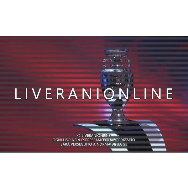 La Coppa D\'Europa Europei 2008 Fu§ball , EURO 2008 , EM Auslosung der Gruppen zur UEFA , EM 2008 in …sterreich und der Schweiz 02.12.2007 Der neu EM Pokal , Hintergrund Hinterleger copyright by firo sportphoto/Ag. Aldo Liverani Sas - ONLY ITALY - EDITORIAL USE ONLY - 