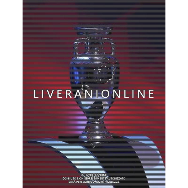 La Coppa D\'Europa Europei 2008 Fu§ball , EURO 2008 , EM Auslosung der Gruppen zur UEFA , EM 2008 in …sterreich und der Schweiz 02.12.2007 Der neu EM Pokal , Hintergrund Hinterleger copyright by firo sportphoto/Ag. Aldo Liverani Sas - ONLY ITALY - EDITORIAL USE ONLY - 