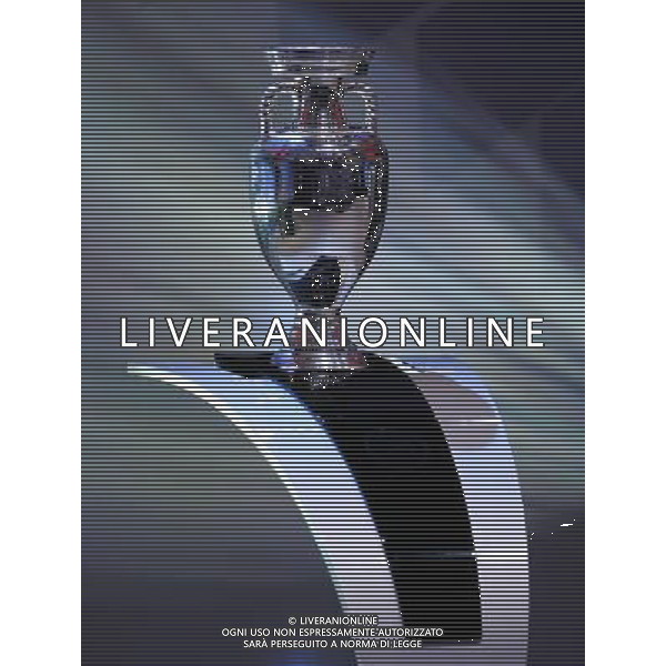 La Coppa D\'Europa Europei 2008 Fu§ball , EURO 2008 , EM Auslosung der Gruppen zur UEFA , EM 2008 in …sterreich und der Schweiz 02.12.2007 Der neu EM Pokal , Hintergrund Hinterleger copyright by firo sportphoto/Ag. Aldo Liverani Sas - ONLY ITALY - EDITORIAL USE ONLY - 