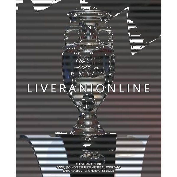 La Coppa D\'Europa Europei 2008 Fu§ball , EURO 2008 , EM Auslosung der Gruppen zur UEFA , EM 2008 in …sterreich und der Schweiz 02.12.2007 Der neu EM Pokal , Hintergrund Hinterleger copyright by firo sportphoto/Ag. Aldo Liverani Sas - ONLY ITALY - EDITORIAL USE ONLY - 