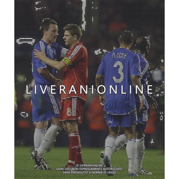 John Terry, the Captain of Chelsea gives some consolation to Liverpool\'s Steven Gerrard (captain) in Liverpool v Chelsea FC : Champions League Semifinal First Leg at Anfield in Liverpool (UK) on 22/04/2008 Picture By Marcello Pozzetti ©IPS - Photo Agency :21 Delisle Road London SE28 0JD mobile: 07973 308 835 AGENZIA ALDO LIVERANI SAS - ONLY ITALY - EDITORIAL USE ONLY