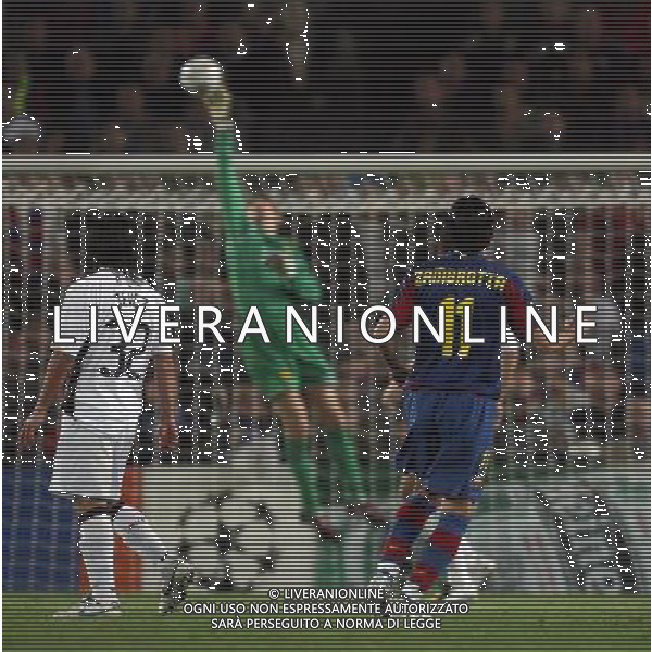 Barcelona\'s Gianluca Zambrotta shot is tipped over the bar by Edwin van der Sar of Manchester United, Barcellona - Manchester United, UEFA Champions League, Semi Final, First Leg, Camp Nou, Barcelona, Date, Date 23/04/2008 Picture by Ian Kington (IPS PHOTO AGENCY)/Ag. Aldo Liverani sas - ONLY ITALY - EDITORIAL USE ONLY -