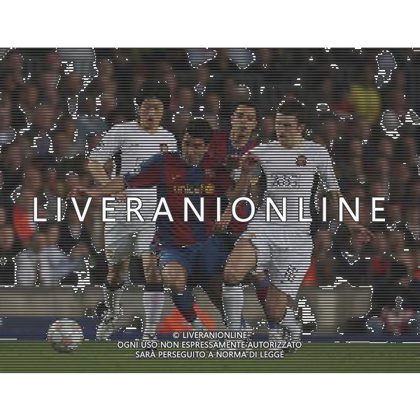 Michael Carrick of Manchester United challenges Barcelona\'s Deco, Barcellona - Manchester United, UEFA Champions League, Semi Finale andata , First Leg, Camp Nou, Barcelona, Date 23/04/2008 Picture by Ian Kington (IPS PHOTO AGENCY)/Ag. Aldo Liverani sas - ONLY ITALY - EDITORIAL USE ONLY -