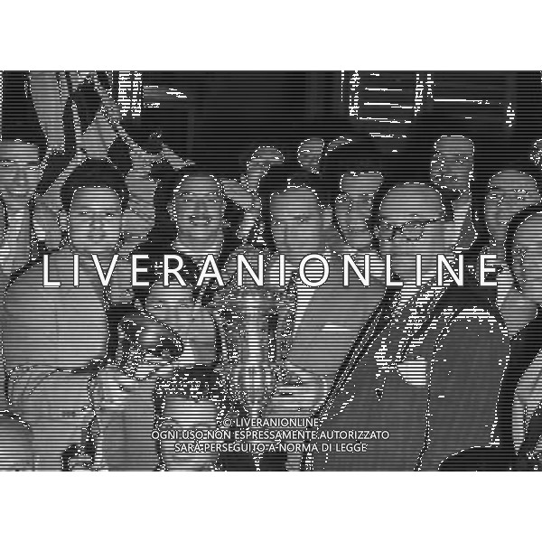 Carlo Rinaldo Masseroni Presidente Inter riceve la Coppa per la vittoria del Settimo Scudetto nel 1954 Archivio Agenzia Aldo Liverani Sas retrospettiva