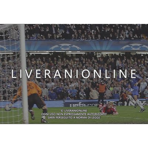 gol Didier Drogba of Chelsea makes 1-0 and celebrates Chelsea - Liverpool Champions League, SemiFinale, Second Leg, (First Leg 1-1), Stamford Bridge, London, Date 30/04/2008 Picture by Marcello Pozzetti (IPS PHOTO AGENCY)/Ag. Aldo Liverani sas -ONLY ITALY - EDITORIAL USE ONLY - 
