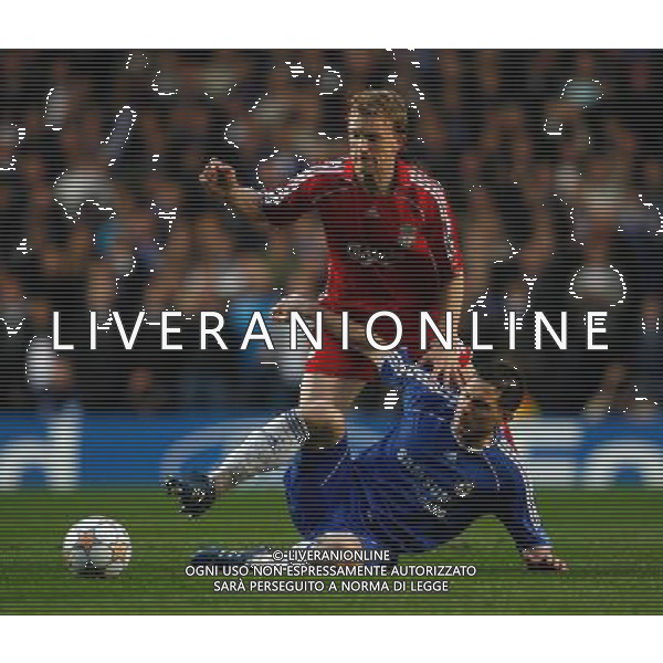 Frank Lampard of Chelsea challenges Liverpool\'s Dirk Kuyt Chelsea - Liverpool Champions League, SemiFinale, Second Leg, (First Leg 1-1), Stamford Bridge, London, Date 30/04/2008 Picture by Ian Kington (IPS PHOTO AGENCY)/Ag. Aldo Liverani sas -ONLY ITALY - EDITORIAL USE ONLY - 