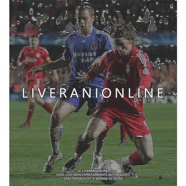 Liverpool\'s Fernando Torres and Joe Cole of Chelsea Chelsea - Liverpool Champions League, SemiFinale, Second Leg, (First Leg 1-1), Stamford Bridge, London, Date 30/04/2008 Picture by marcello pozzetti (IPS PHOTO AGENCY)/Ag. Aldo Liverani sas -ONLY ITALY - EDITORIAL USE ONLY - 