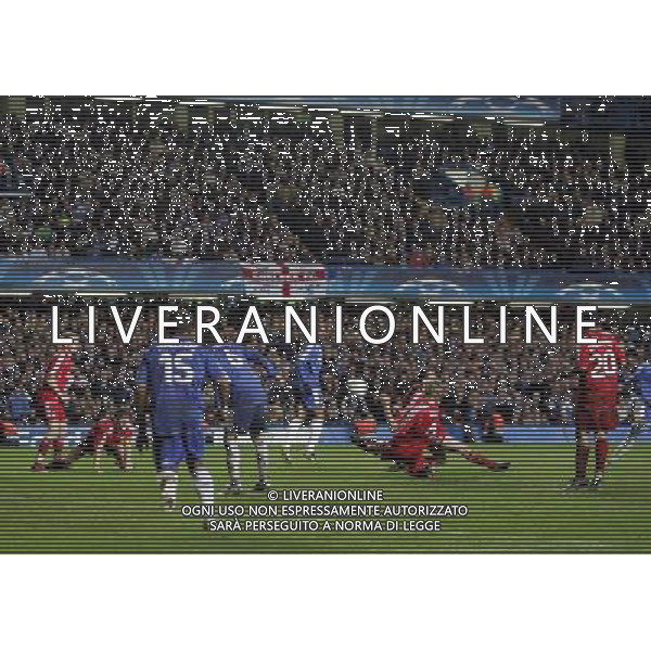 Michael Essien of Chelsea scores a goal disallowed for Florent Malouda of Chelsea offside - gol Chelsea - Liverpool, Champions League, SemiFinale, Second Leg, (First Leg 1-1), Stamford Bridge, London, Date 30/04/2008 Picture by Marcello Pozzetti (IPS PHOTO AGENCY)/Ag. Aldo Liverani -ONLY ITALY - EDITORIAL USE ONLY - 