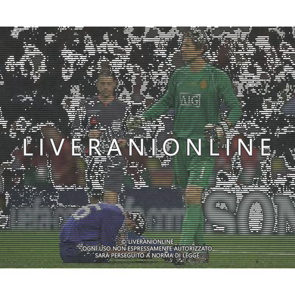 Manchester United - Chelsea Finale Champions League Mosca 21/05/2008 nella foto la delusione di john terry dopo il rigore decisivo tirato fuori e l\'esultanza di edwin van der sar ph Luzzani/Ag. Aldo Liverani Sas