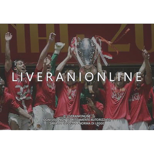 Manchester United - Chelsea Finale Champions League Mosca 21/05/2008 nella foto esultanza dei giocatori del manchester che festeggiano la vittoria alzando la coppa ph Luzzani/Ag. Aldo Liverani Sas