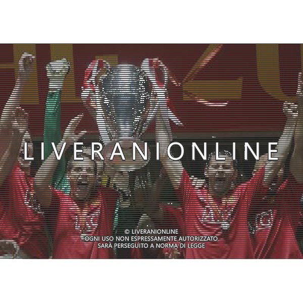 Manchester United - Chelsea Finale Champions League Mosca 21/05/2008 nella foto esultanza dei giocatori del manchester che festeggiano la vittoria - rio ferdinand e ryan giggs alzano la coppa ph Luzzani/Ag. Aldo Liverani Sas