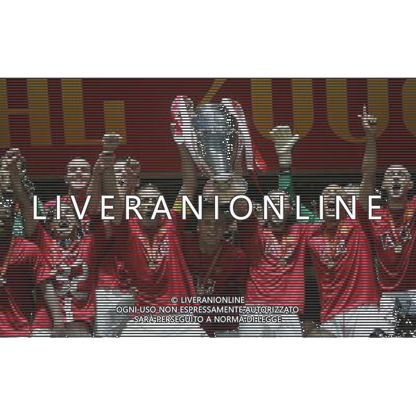 Manchester United - Chelsea Finale Champions League Mosca 21/05/2008 nella foto esultanza dei giocatori del manchester che festeggiano la vittoria - rio ferdinand e ryan giggs alzano la coppa ph Luzzani/Ag. Aldo Liverani Sas