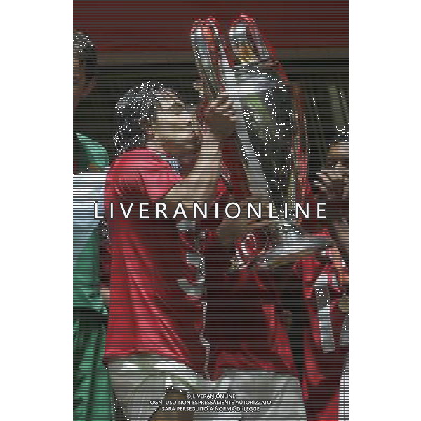 Manchester United - Chelsea Finale Champions League Mosca 21/05/2008 nella foto esultanza dei giocatori del manchester che festeggiano la vittoria - carlos tevez bacia la coppa ph Luzzani/Ag. Aldo Liverani Sas