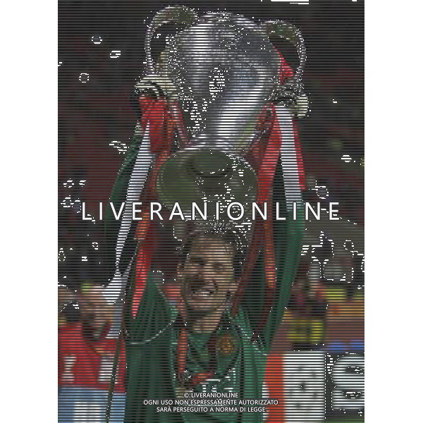 Manchester United - Chelsea Finale Champions League Mosca 21/05/2008 nella foto esultanza dei giocatori del manchester che festeggiano la vittoria - edwin van der sar alza la coppa ph Luzzani/Ag. Aldo Liverani Sas