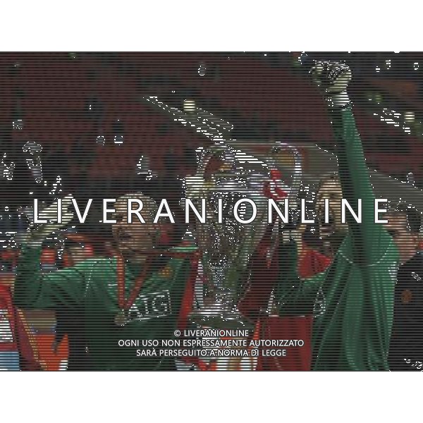 Manchester United - Chelsea Finale Champions League Mosca 21/05/2008 nella foto esultanza dei giocatori del manchester che festeggiano la vittoria - edwin van der sar con la coppa ph Luzzani/Ag. Aldo Liverani Sas