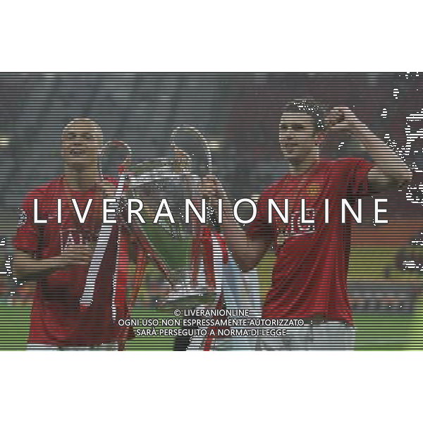 Manchester United - Chelsea Finale Champions League Mosca 21/05/2008 nella foto esultanza dei giocatori del manchester che festeggiano la vittoria - brown e carrick con la coppa ph Luzzani/Ag. Aldo Liverani Sas