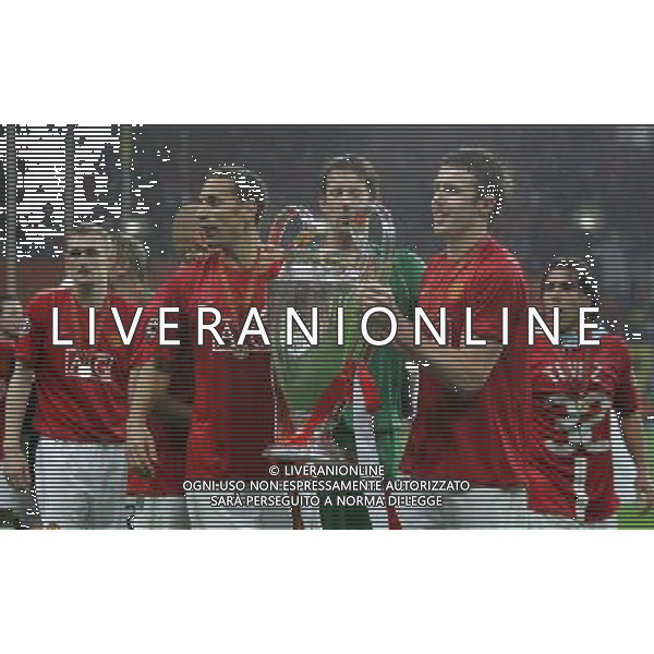 Manchester United - Chelsea Finale Champions League Mosca 21/05/2008 nella foto esultanza dei giocatori del manchester che festeggiano la vittoria - carrick, rio ferdinand e edwin van der sar con la coppa ph Luzzani/Ag. Aldo Liverani Sas