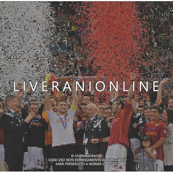 Roma - Stadio Olimpico - 24 / 05 / 2008 - TIM CUP 2007/2008 - Finale - Inter Vs Roma (2-1) - nella foto: francesco totti con la coppa ph Corradetti / ag. Aldo Liverani