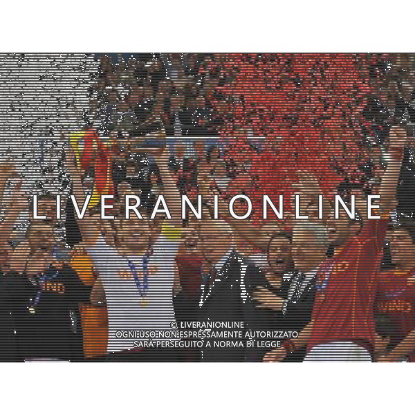 Roma - Stadio Olimpico - 24 / 05 / 2008 - TIM CUP 2007/2008 - Finale - Inter Vs Roma (2-1) - nella foto: francesco totti con la coppa ph Corradetti / ag. Aldo Liverani