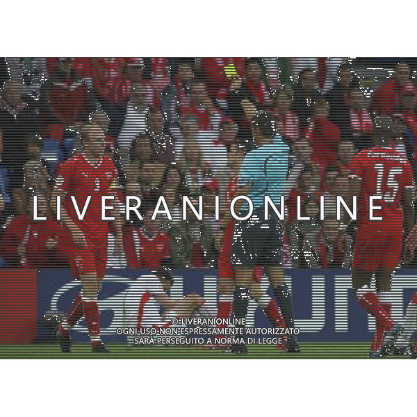 Basilea 07-06-2008 Campionati europei calcio EURO 2008 svizzera-rep. ceca 0:1 nella foto arbitro roberto rosetti ammonisce ludovic magnin ph marco luzzani/ag aldo liverani s.a.s.