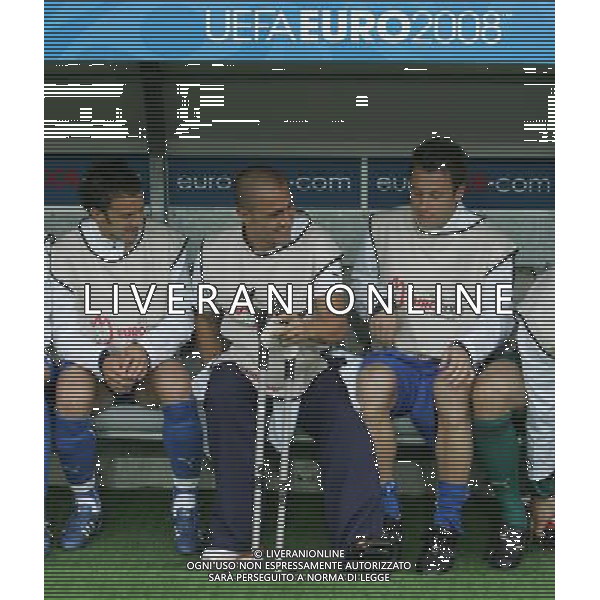 Olanda - Italia 09/06/2008 Europei 2008 nella foto fabio cannavaro con le stampelle in panchina con alessandro del piero e antonio cassano ph Luzzani/Ag. Aldo Liverani sas