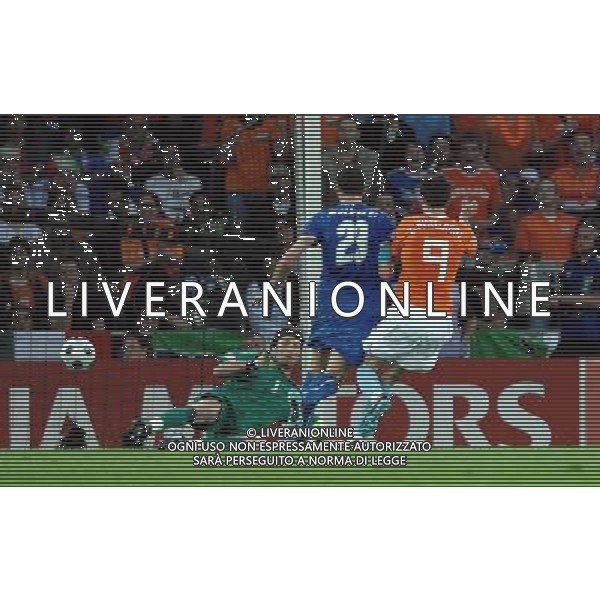 UEFA EURO 2008 Gruppo C M06 Berna - 09.06.2008 Olanda-Italia Nella Foto:BUFFON SALVA SU TIRO DI VAN NISTELROOY /Ph.Vitez-Ag. Aldo Liverani