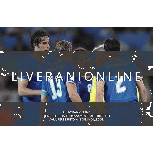 UEFA EURO 2008 Gruppo C M06 Berna - 09.06.2008 Olanda-Italia Nella Foto:GIOCATORI ITALIA PROTESTANO CON L\'ARBITRO /Ph.Vitez-Ag. Aldo Liverani