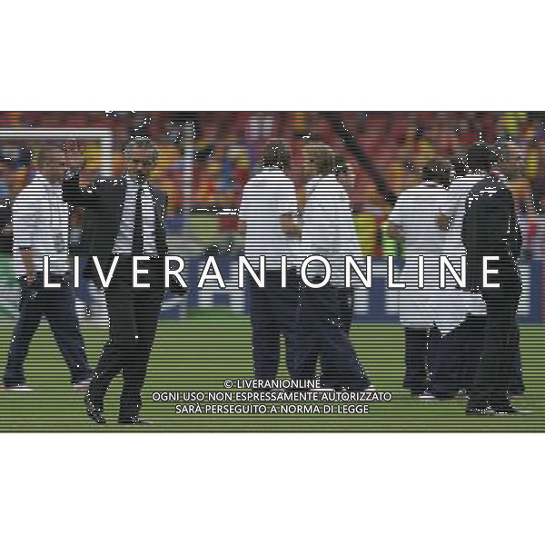 Italia - Romania 13/06/2008 Europei Zurigo nella foto i giocatori Italiani in campo nel prepartita - Roberto Donadoni saluta i tifosi ph luzzani/Ag. Aldo Liverani Sas