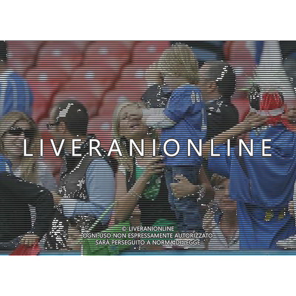 Italia - Romania 13/06/2008 Europei Zurigo nella foto la moglie di daniele de rossi con la figlia ph luzzani/Ag. Aldo Liverani Sas