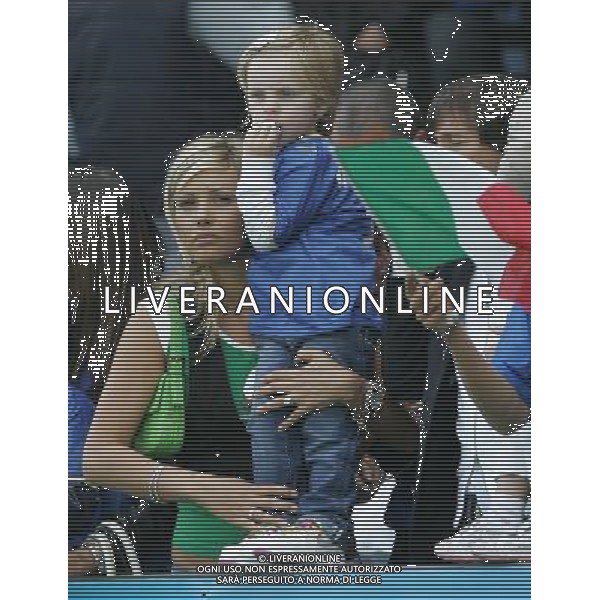 Italia - Romania 13/06/2008 Europei Zurigo nella foto la moglie di daniele de rossi con la figlia ph luzzani/Ag. Aldo Liverani Sas