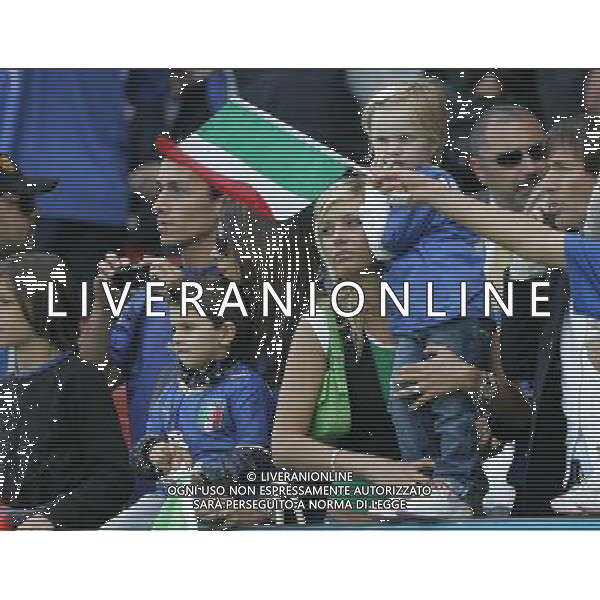Italia - Romania 13/06/2008 Europei Zurigo nella foto la moglie di daniele de rossi con la figlia ph luzzani/Ag. Aldo Liverani Sas
