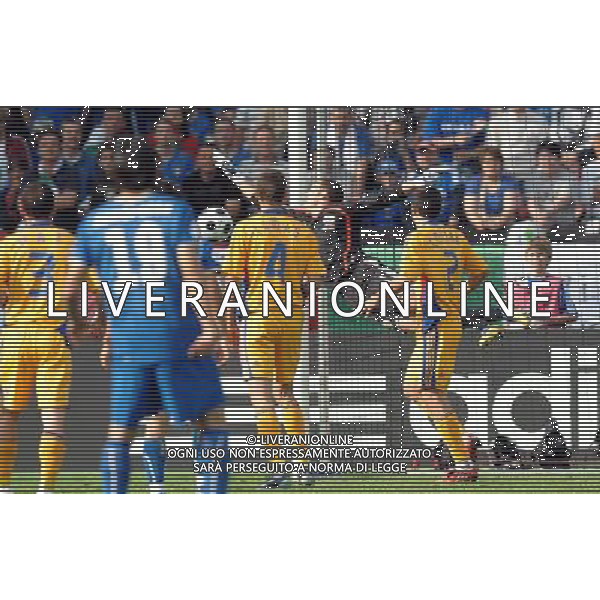 UEFA EURO 2008 Gruppo C M13 Zurigo - 13.06.2008 Italia-Romania Nella Foto:LOBONT PARA SU COLPO DI TESTA DI TONI /Ph.Vitez-Ag. Aldo Liverani