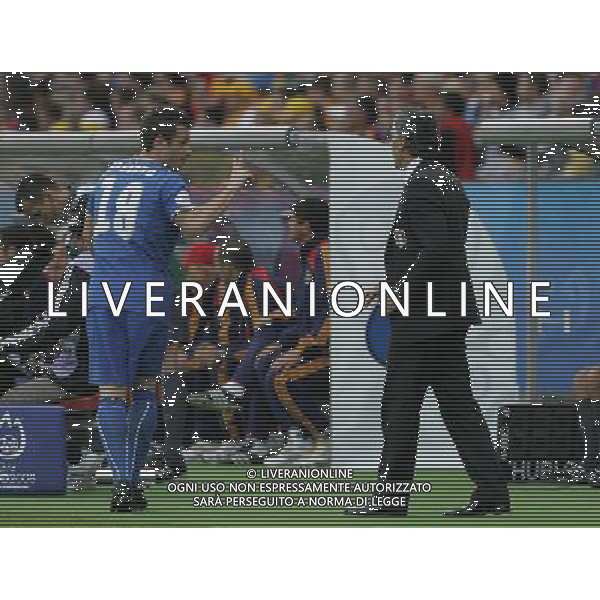 Italia-Romania UEFA EURO 2008 Gruppo C M13 Zurigo - 13.06.2008 Nella Foto: roberto donadoni da indicazioni a cassano antonio Ph.Luzzani/Ag. Aldo Liverani