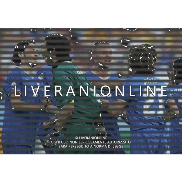 Italia-Romania UEFA EURO 2008 Gruppo C M13 Zurigo - 13.06.2008 Nella Foto: esultanza di gianluigi buffon festeggiato dai compagni dopo il rigore parato Ph.Luzzani/Ag. Aldo Liverani