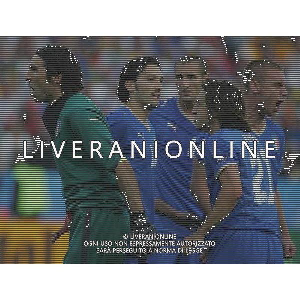 Italia-Romania UEFA EURO 2008 Gruppo C M13 Zurigo - 13.06.2008 Nella Foto: esultanza di gianluigi buffon festeggiato dai compagni dopo il rigore parato Ph.Luzzani/Ag. Aldo Liverani