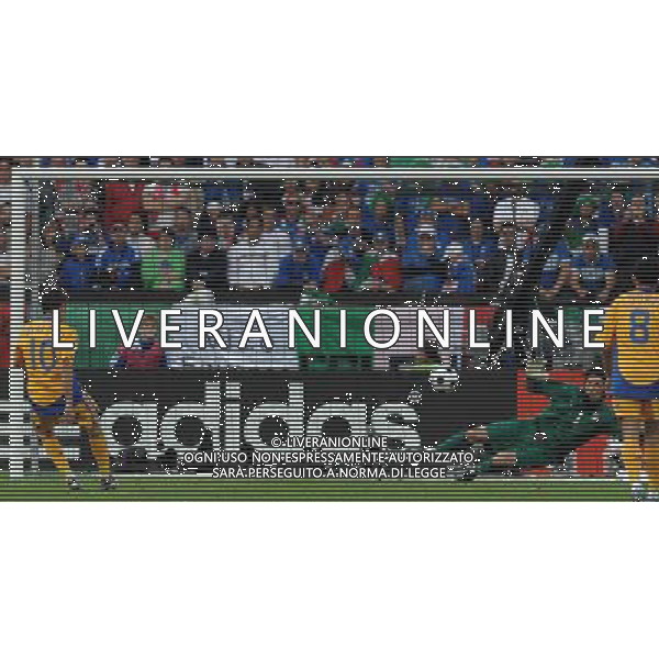 UEFA EURO 2008 Gruppo C M13 Zurigo - 13.06.2008 Italia-Romania Nella Foto:BUFFON PARA IL RIGORE DI MUTU /Ph.Vitez-Ag. Aldo Liverani