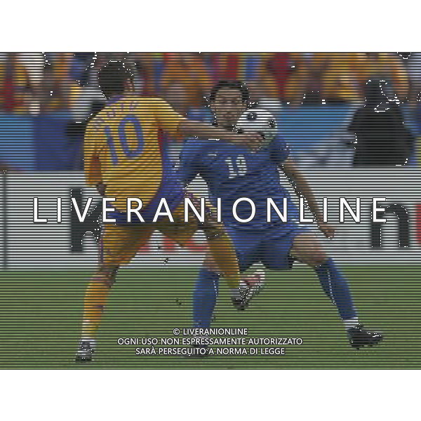 Italia-Romania UEFA EURO 2008 Gruppo C M13 Zurigo - 13.06.2008 Nella Foto: gianluca zambrotta e mutu adrian Ph.Luzzani/Ag. Aldo Liverani