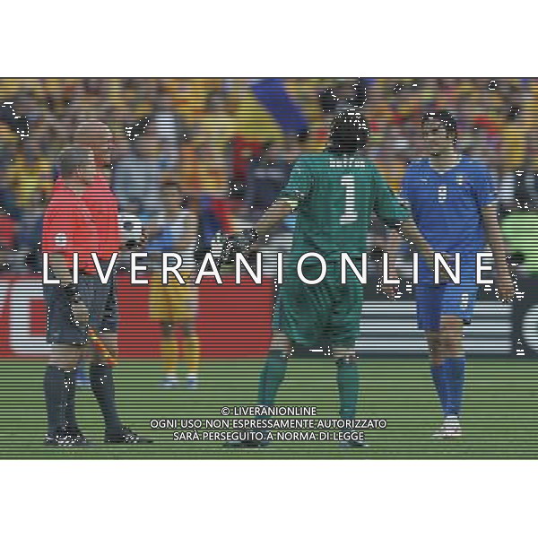 Italia-Romania UEFA EURO 2008 Gruppo C M13 Zurigo - 13.06.2008 Nella Foto: luca toni, gianluigi buffon e l\'arbitro ovrebo a fine gara Ph.Luzzani/Ag. Aldo Liverani