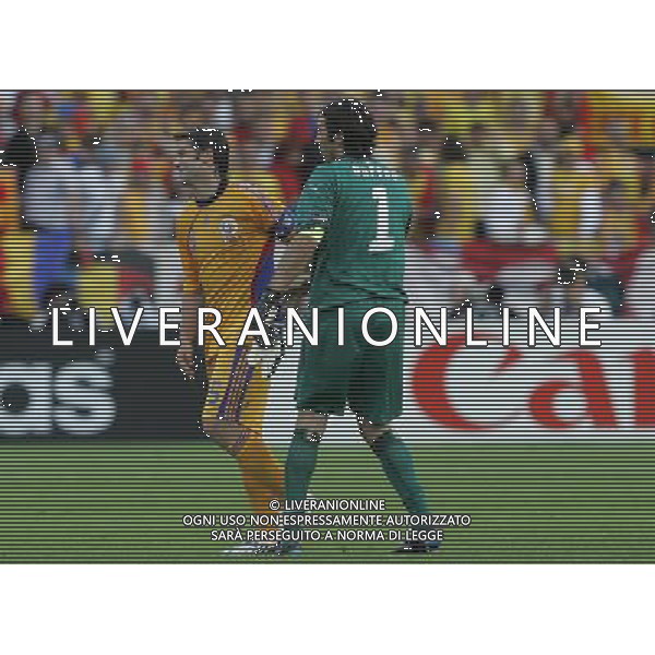 Italia-Romania UEFA EURO 2008 Gruppo C M13 Zurigo - 13.06.2008 Nella Foto: gianluigi buffon e christian chivu a fine gara Ph.Luzzani/Ag. Aldo Liverani
