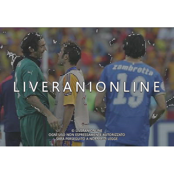 Italia-Romania UEFA EURO 2008 Gruppo C M13 Zurigo - 13.06.2008 Nella Foto: gianluigi buffon e adrian mutu a fine gara Ph.Luzzani/Ag. Aldo Liverani