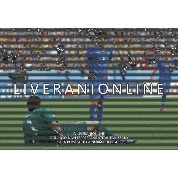 Italia-Romania UEFA EURO 2008 Gruppo C M13 Zurigo - 13.06.2008 Nella Foto: gianluigi buffon e christian panucci a fine gara Ph.Luzzani/Ag. Aldo Liverani