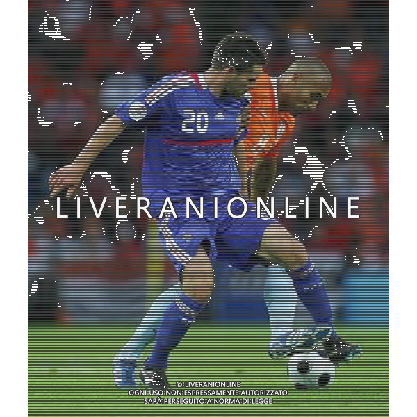 Orlando Engelaar e Jeremy Toulalan - 13.06.2008 - Francia / Olanda - Europei 2008 - Berna copyright by firo sportphoto /Ag. Aldo Liverani - ITALY ONLY -