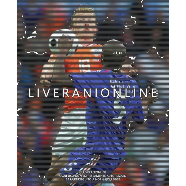 Dirk Kuyt e William Gallas - 13.06.2008 - Francia / Olanda - Europei 2008 - Berna copyright by firo sportphoto /Ag. Aldo Liverani - ITALY ONLY -