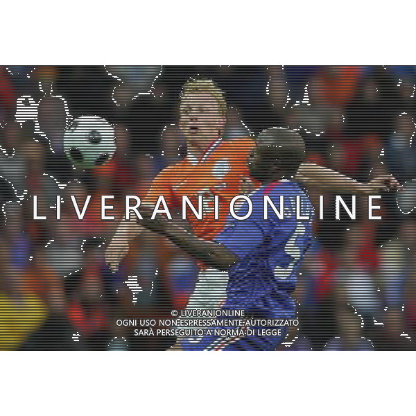 Dirk Kuyt e William Gallas - 13.06.2008 - Francia / Olanda - Europei 2008 - Berna copyright by firo sportphoto /Ag. Aldo Liverani - ITALY ONLY -