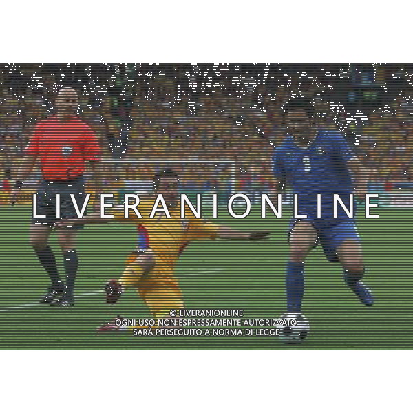 Zurigo (CH) 13-06-2008 Campionato Europeo Calcio EURO2008 italia-romania 1:1 nella foto fabio grosso, florentin petre e tom henning ovrebo ph marco luzzani/ag aldo liverani s.a.s.