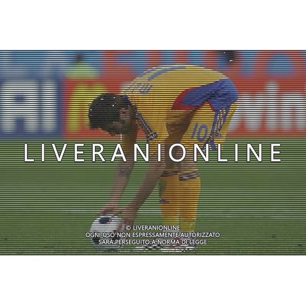 Zurigo (CH) 13-06-2008 Campionato Europeo Calcio EURO2008 italia-romania 1:1 nella foto adrian mutu mette il pallone sul dischetto del rigore ph marco luzzani/ag aldo liverani s.a.s.