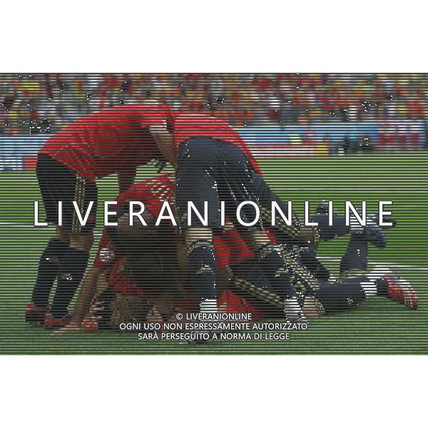 Svezia - Spagna 14/06/2008 Europei Innsbruck nella foto abbracci esultanza dopo il gol di fernando torres ph luzzani/Ag. Aldo Liverani Sas