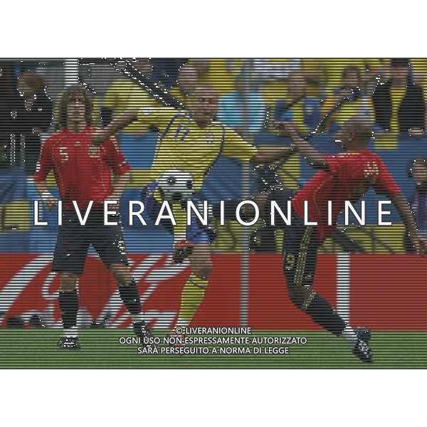 Svezia - Spagna 14/06/2008 Europei Innsbruck nella foto larsson, puyol e senna ph luzzani/Ag. Aldo Liverani Sas