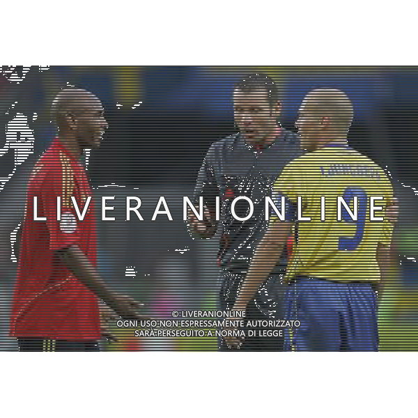 Svezia - Spagna 14/06/2008 Europei Innsbruck nella foto ljungberg, senna con arbitro vink ph luzzani/Ag. Aldo Liverani Sas